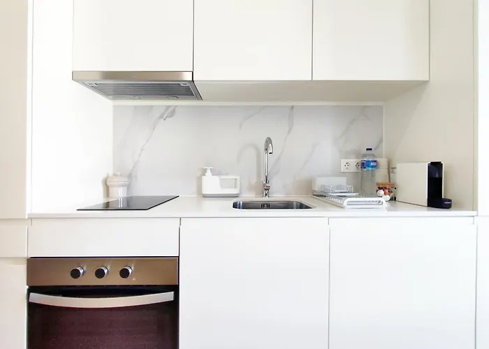 D858 - Comfort Near Downtown - Ac & Balcony Apartment *